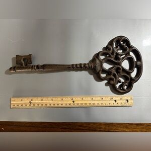 Vintage-Style Brown Wall Key Decor, cast iron